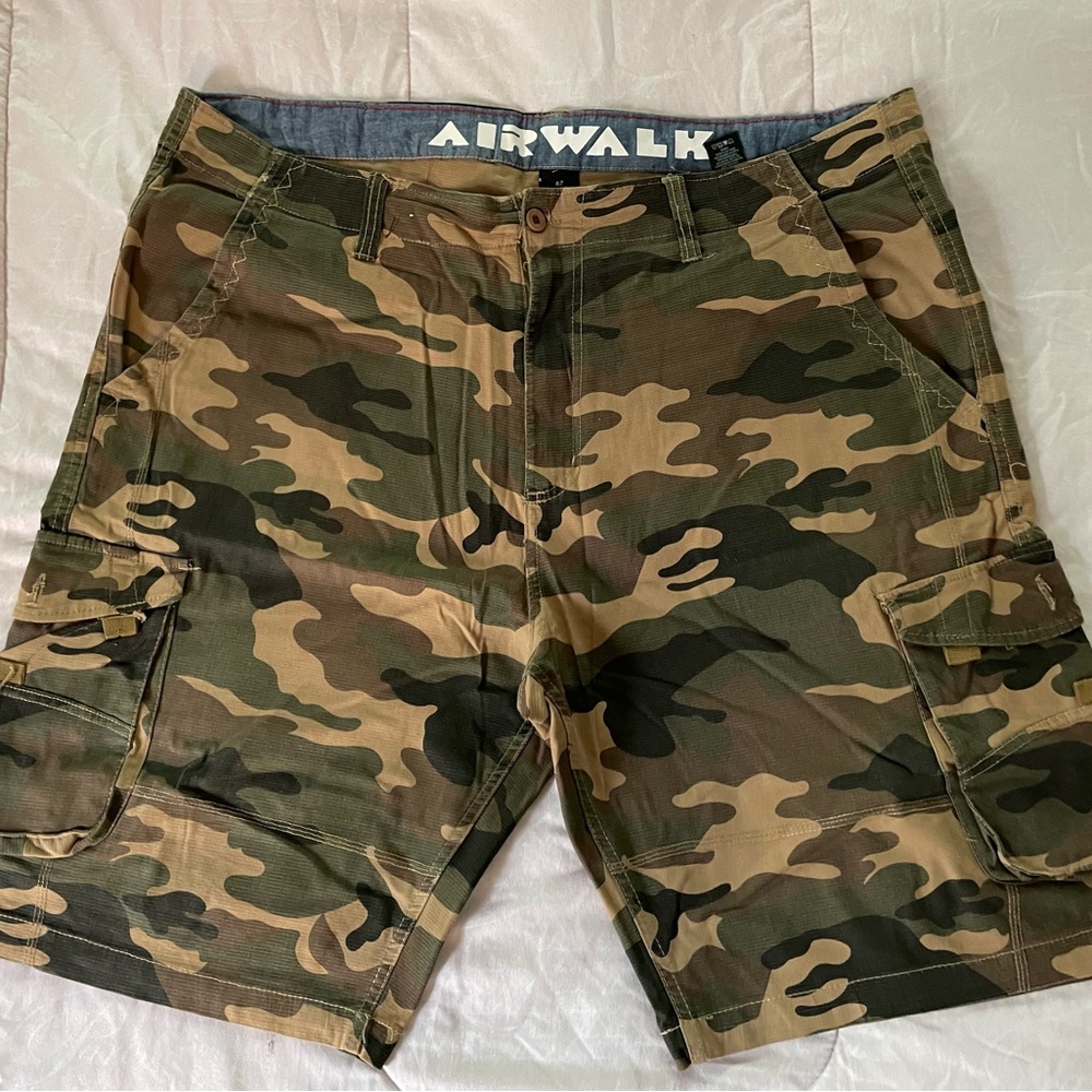 Airwalk Camouflage Cargo Jean Shorts. Size 42. 98% Cotton / 2% Spandex.